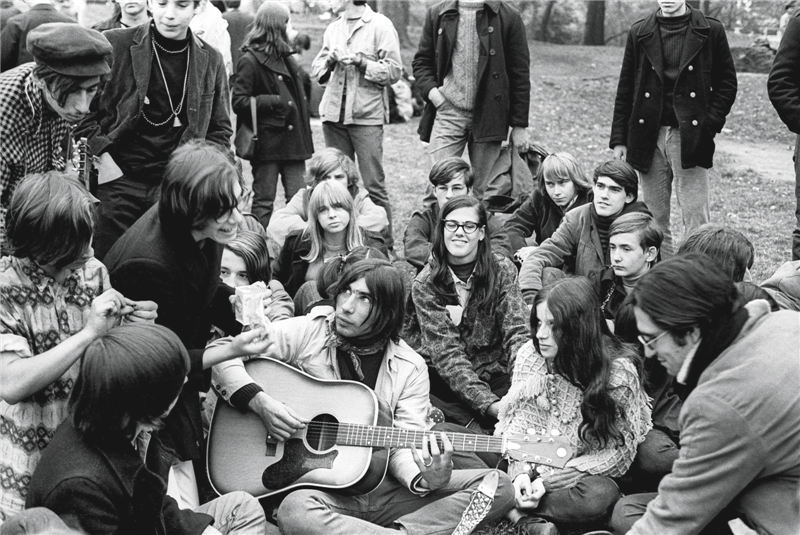 1968年4月，聚在纽约汤普金斯广场公园听歌的人们